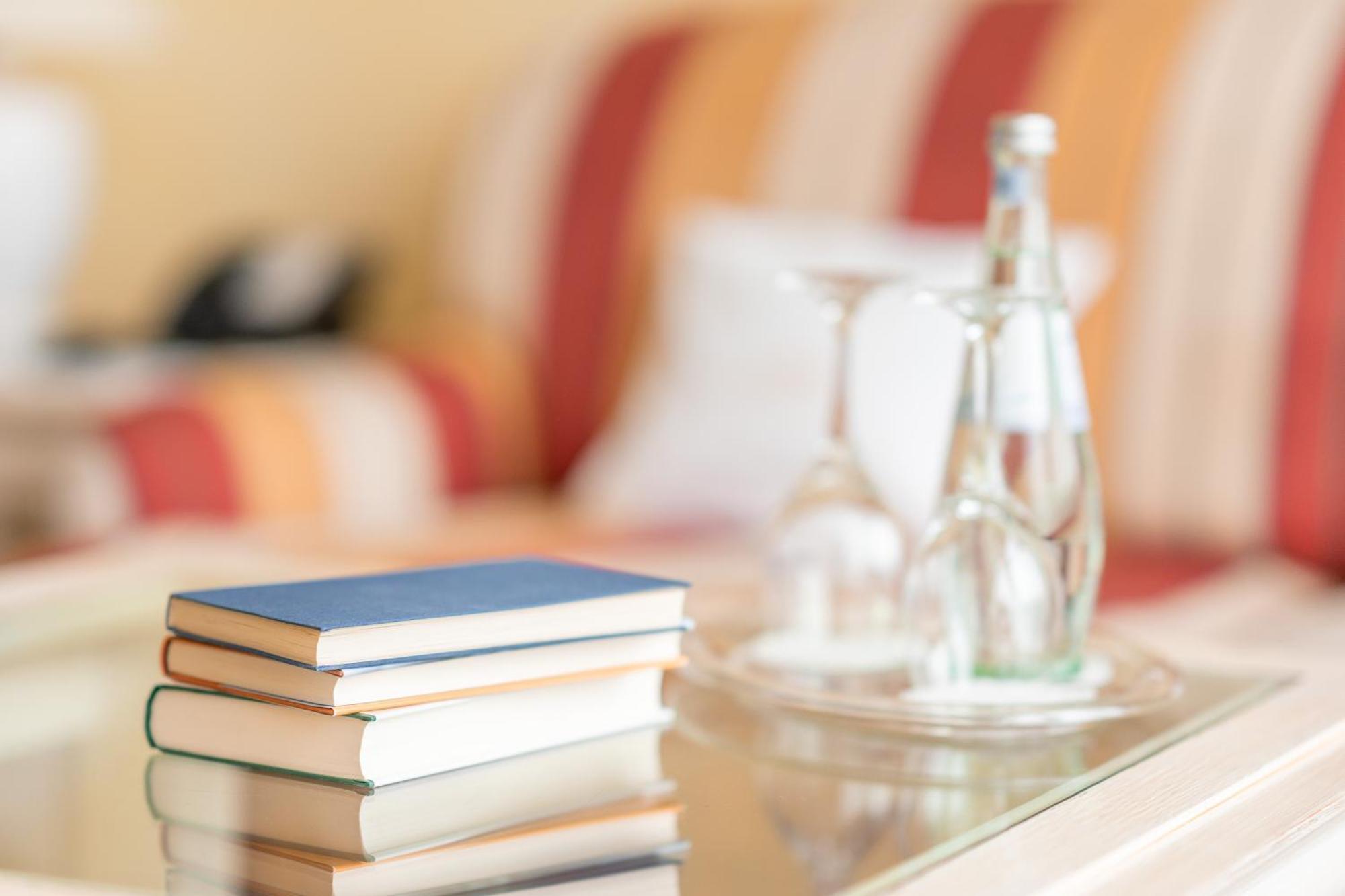 Grand Hotel Binz Exterior foto A stack of books
