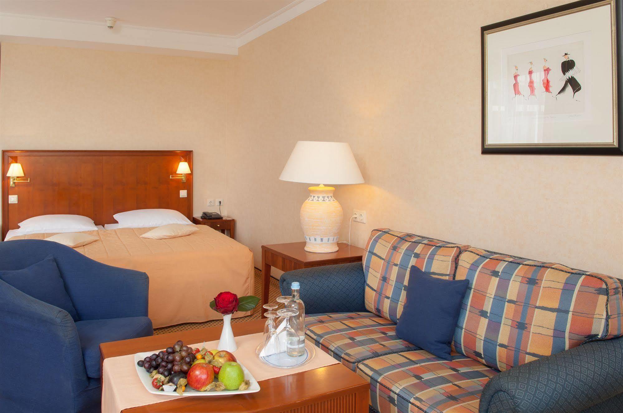 Grand Hotel Binz Exterior foto A room at the hotel