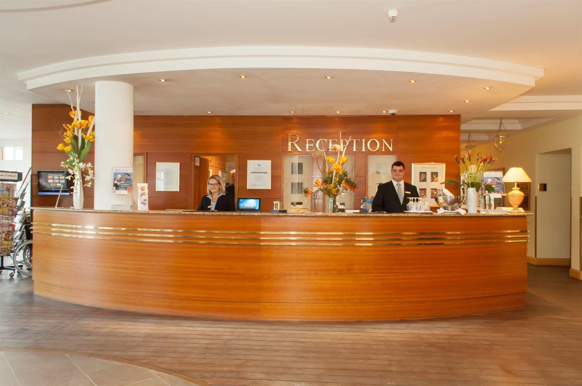 Grand Hotel Binz Exterior foto Reception desk at a hotel